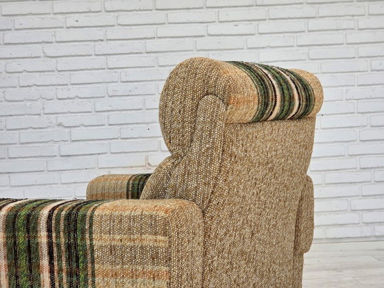 Image 1 of Fauteuil club danois des années 1980, par Nisbo Horsens, en laine d'ameublement.