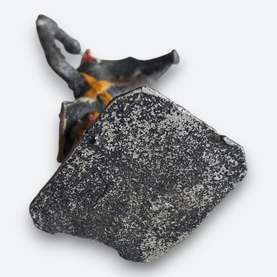 Image 1 of West-Afrikaanse figuratieve sculptuur in metaal – handbeschilderde dragerfiguur – vintage