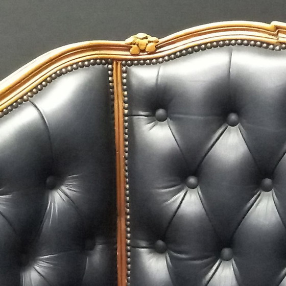 Image 1 of Irresistibile divano Chesterfield vittoriano a due posti in blu navy: un vero colpo d'occhio!