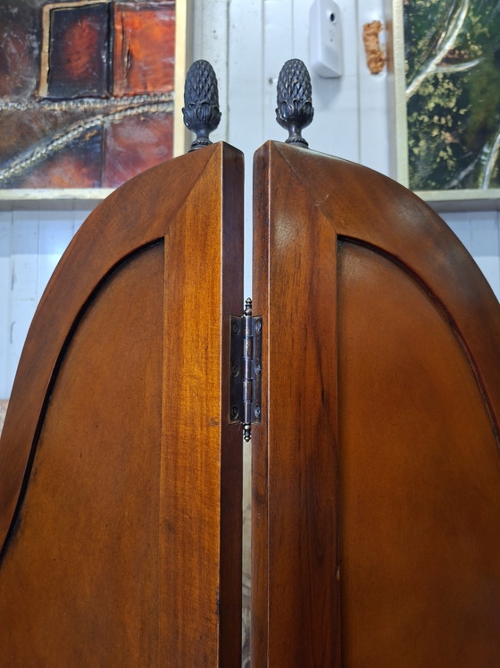 Image 1 of Paravent classique en deux parties avec revêtement en cuir, dimensions 122 cm de large et 210 cm de haut.