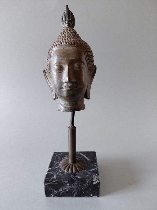 Buda antiguo de Gandhara sobre un pedestal. – beeldhouwkunst, Bronze, Marble