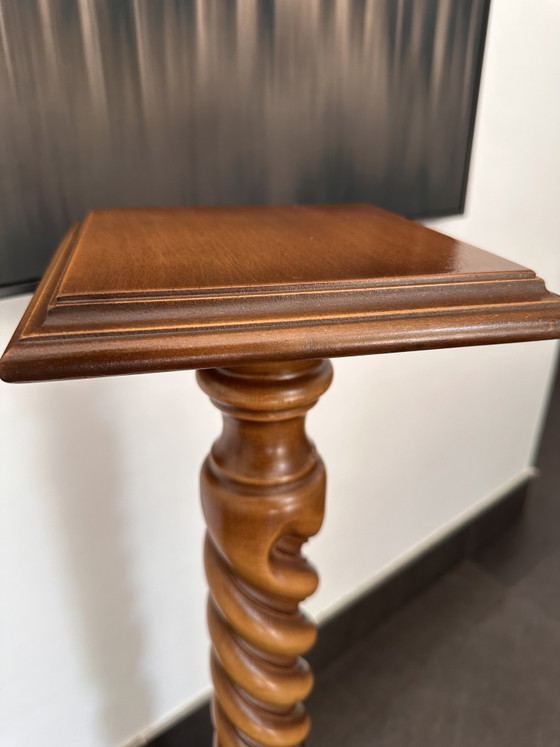 Image 1 of Colonna/piedistallo vintage in legno con struttura tornita (a spirale) – 88 cm