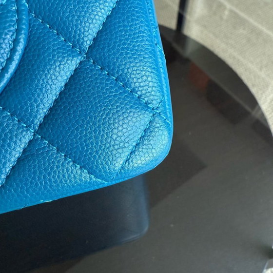 Image 1 of Borsa Chanel Classic Flap Small - Pelle di vitello martellata trapuntata color caviale, blu, con finiture dorate, serie 30