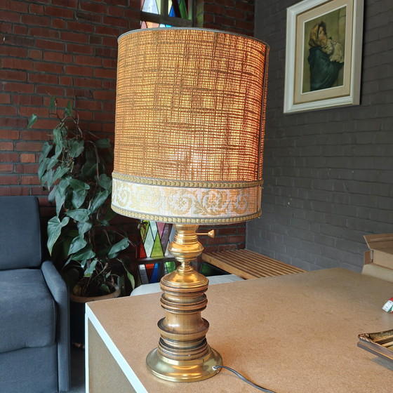 Image 1 of Auffällige Tischleuchte aus Messing und Holz mit Bastschirm – Hollywood Regency Stil, ca. 1970