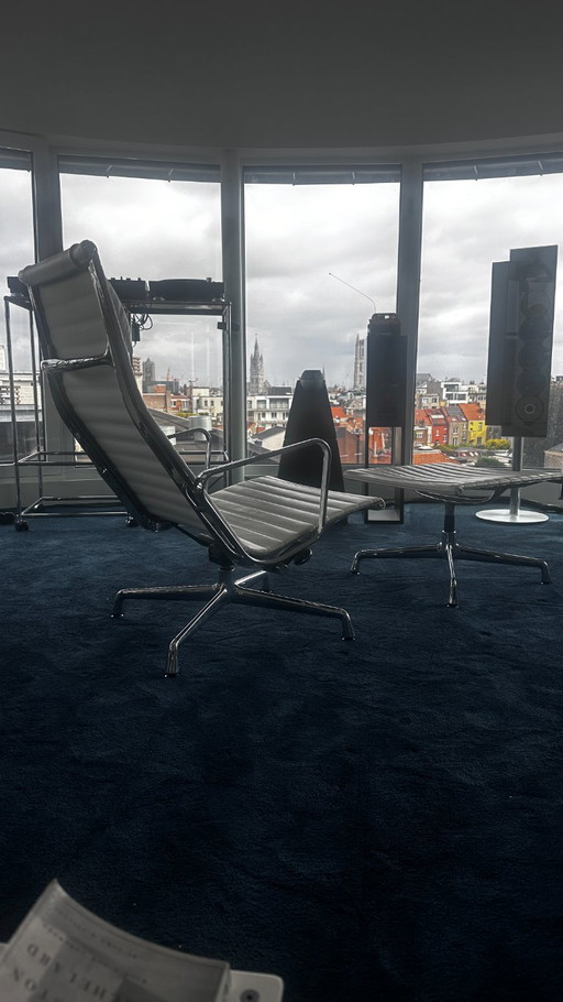 Aluminium Chair EA 124 + Ottoman