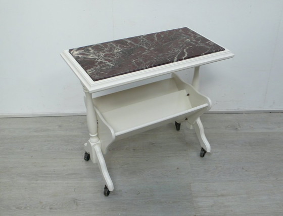 Image 1 of Table d&#39;appoint vintage, table de canapé, table de lecture sur roulettes avec étagères inclinées, blanche avec marbre rouge 