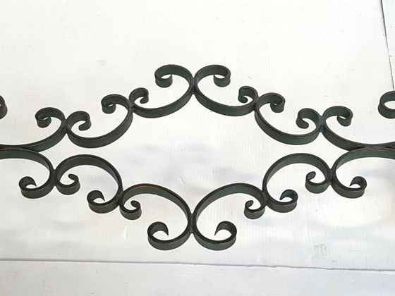 Image 1 of Vintage salontafel uit de jaren 40, groen smeedijzer met spiegelblad en vogeldecoratie.