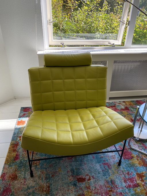 Dos sillones Leolux Volare con reposapiés