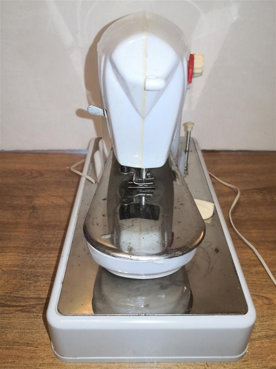 Zeldzame antieke speelgoednaaimachine Ma Cousette / Retro vintage jaren 60 – Ma Couestte (photo 6 of 16)