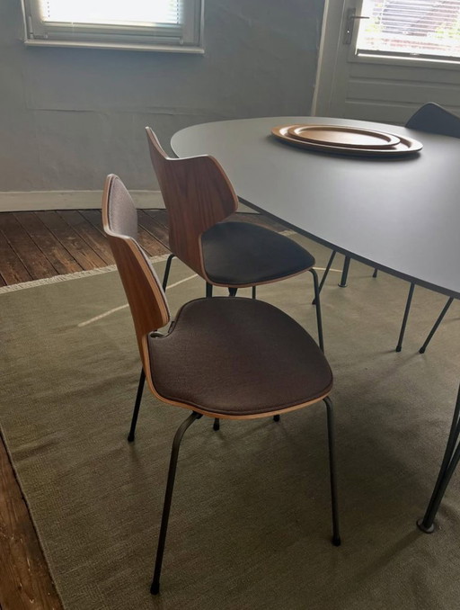 Fritz Hansen dining table with 4 chairs