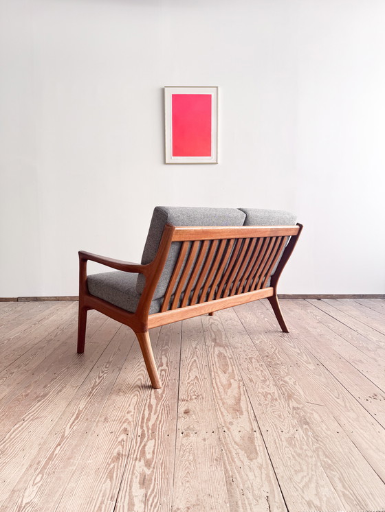 Image 1 of Mid Century Modernes dänisches Zweisitzer-Sofa aus Teakholz, 1950er Jahre