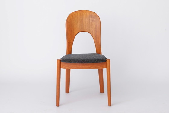 Image 1 of 4 van de 10 eetkamerstoelen van de Deense ontwerper Niels Koefoed (jaren 70)