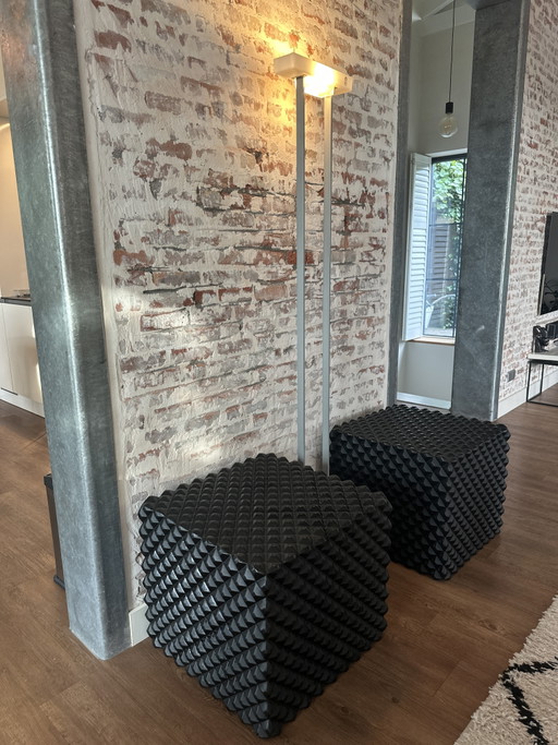 Deux cubes d'assise en mousse revêtue