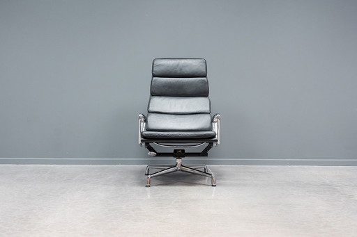 Eames EA222 loungestoel