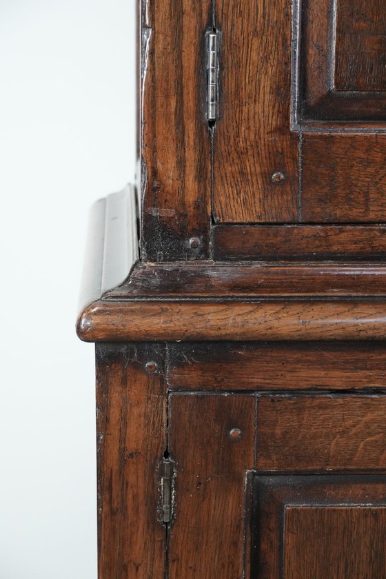 Image 1 of Großer, imposanter antiker englischer Eichenbuffetschrank aus dem 18. Jahrhundert mit funktionierenden Schlössern.
