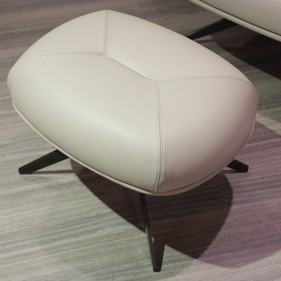 Image 1 of Poltrona reclinabile Kensington con pouf Molteni&C