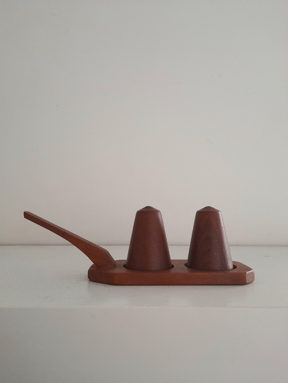 Image 1 of Pepe e sale su un espositore in teak