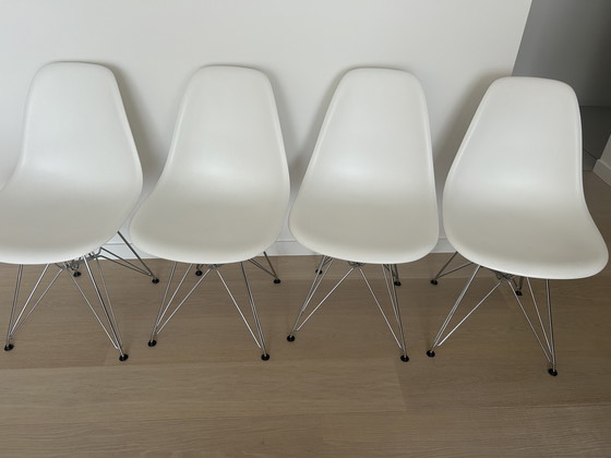 Image 1 of Juego de 4 sillas Vitra Eames DSR - blanco / base cromada