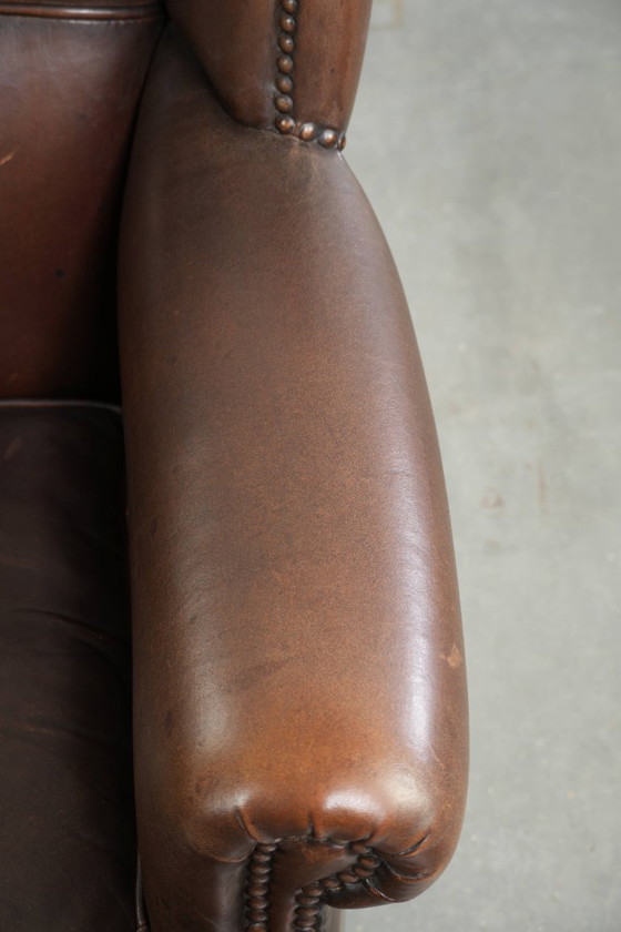 Wunderschöner, dezenter Ohrensessel aus Schaffell in einem tiefen Cognac-Ton mit bequemer Sitzfläche (photo 8 of 12)