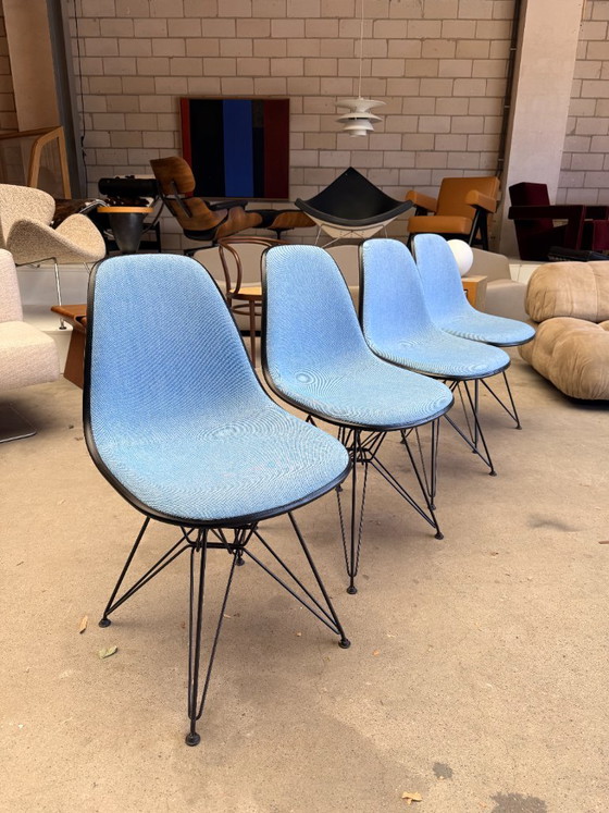 Vitra Eames DSR gestoffeerd (set van 4) – Eetkamerstoelen, Metal, Plastic (photo 3 of 9)