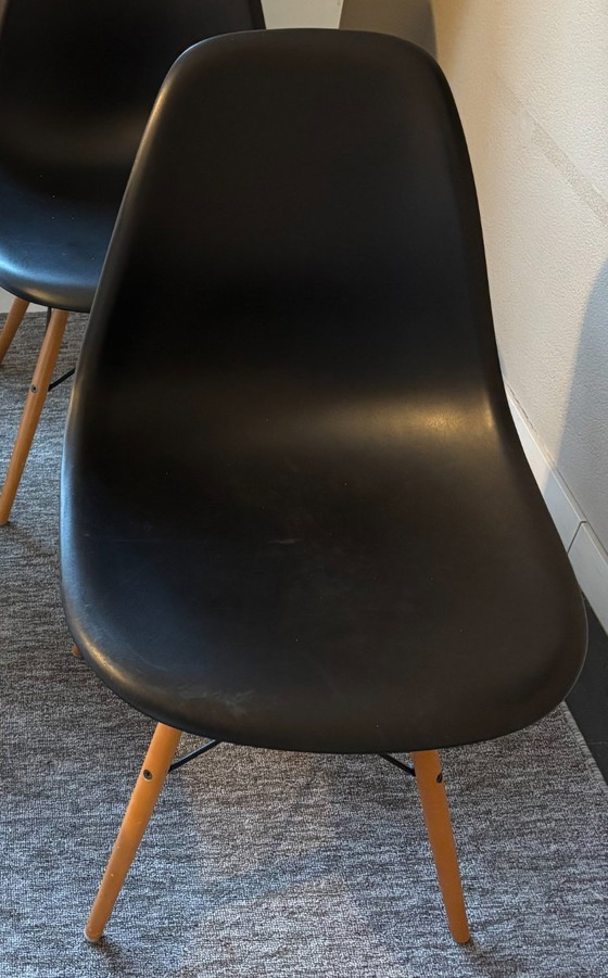 Image 1 of 4x Vitra Eames DSW Esszimmerstuhl, Tiefschwarze Esche