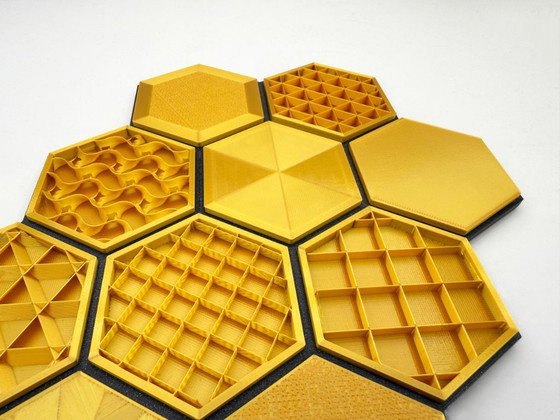 Image 1 of Gouden honingraat wanddecoratie | Hexagonale geometrische decoratie | Moderne wandsculptuur