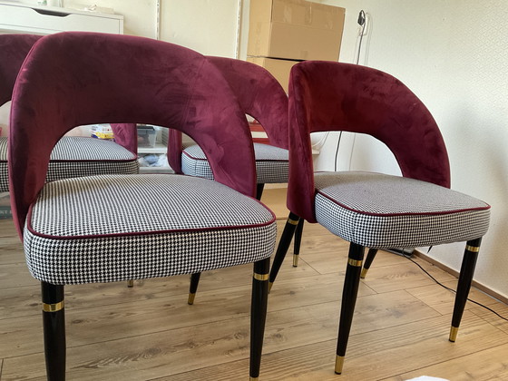 Image 1 of Belles chaises de salle à manger tendance blanches et rouges avec des accents dorés