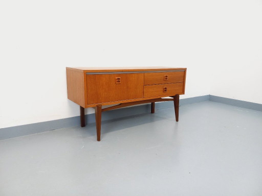 Piccola credenza vintage scandinava in teak degli anni '60.