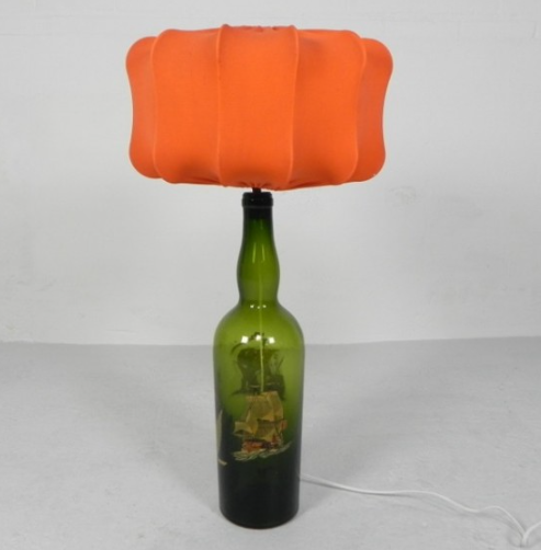 Lámpara de mesa con forma de botella de vino y pantalla de tela, años 70