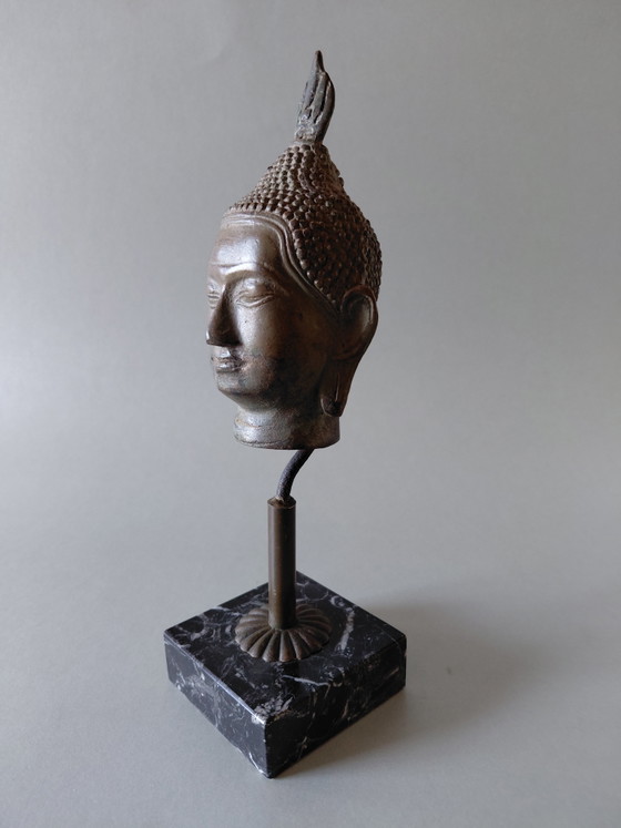 Buda antiguo de Gandhara sobre un pedestal. – Esculturas, Bronze, Marble (photo 4 of 5)