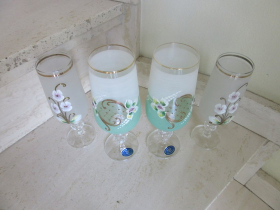 Image 1 of 4 verres bohèmes émaillés peints à la main, dans les tons vert pâle/rose et or, Sklo, vintage