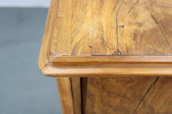 Image 1 of Gabinete antiguo con acabado en nogal, Checoslovaquia