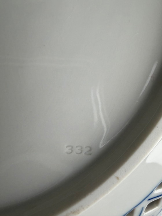 Image 1 of Original Meissen Zwiebelmuster Durchbruchschale Form 332 Herstellerjahr 1951 2. Wahl Ø 24 cm