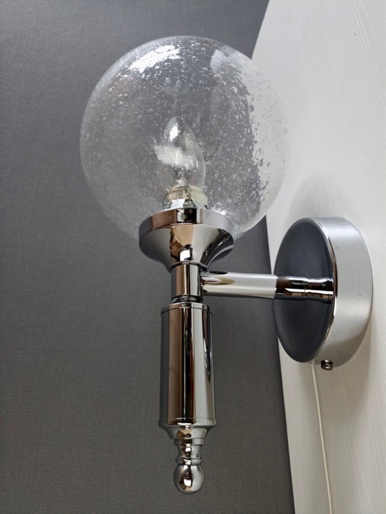 Image 1 of Set di due lampade da parete degli anni Settanta in cromo e paralumi in vetro di Murano "Pulegoso".