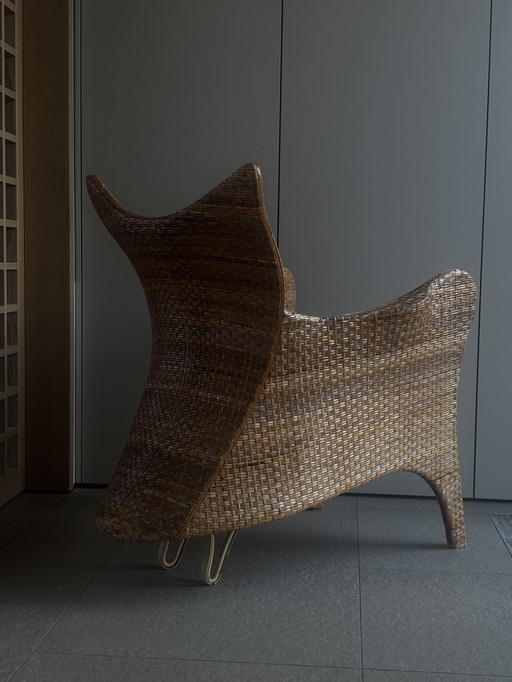 Sillón de ratán orgánico: diseño escultural