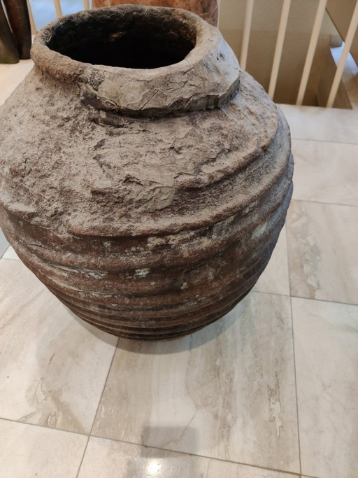 Élégant pot ancien en terre cuite patinée, orné de rainures.