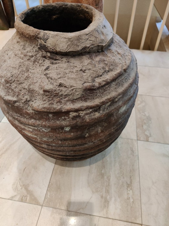 Image 1 of Élégant pot ancien en terre cuite patinée, orné de rainures.