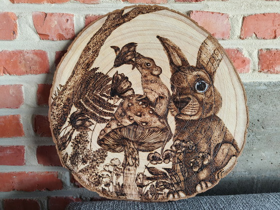 Image 1 of Dibujo pirograbado sobre disco de tronco de árbol: mundo de cuento de hadas