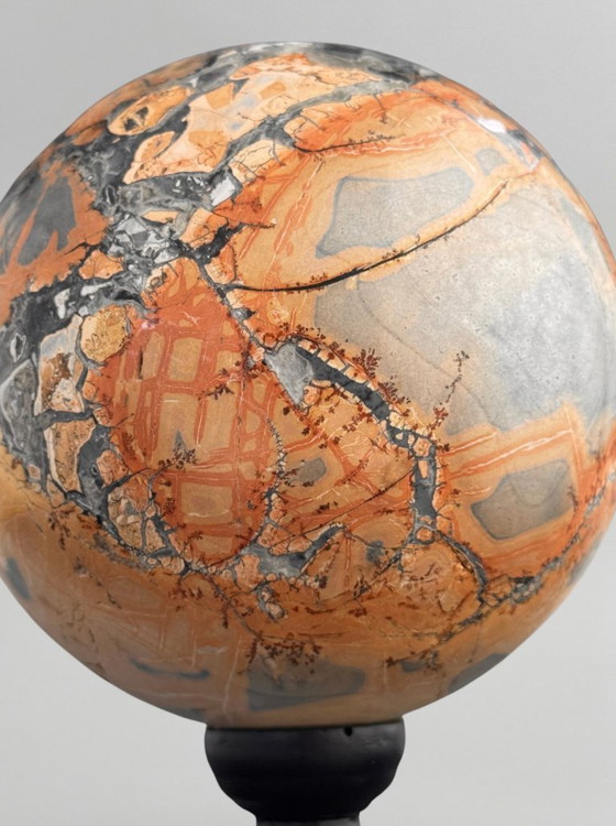 Image 1 of Atemberaubende rote Maligano-Jaspiskugeln auf Sockeln – Dekoratives Mineralien-Duo