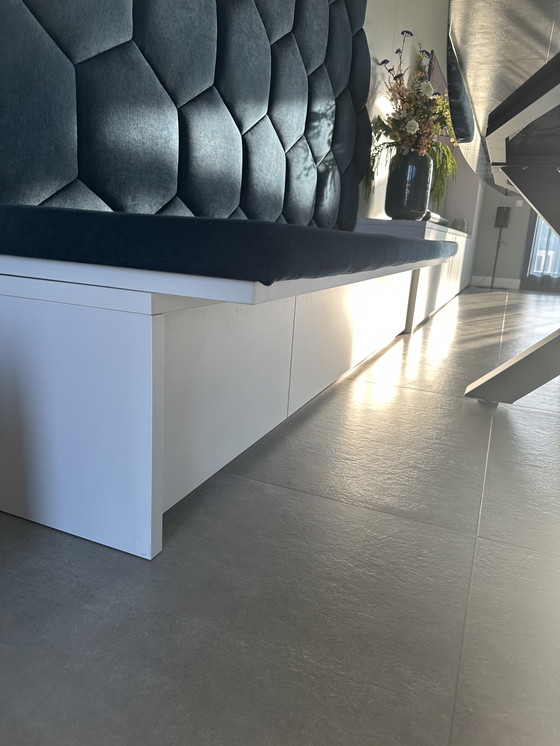 Image 1 of Pensile con panca da pranzo e pannelli murali esagonali