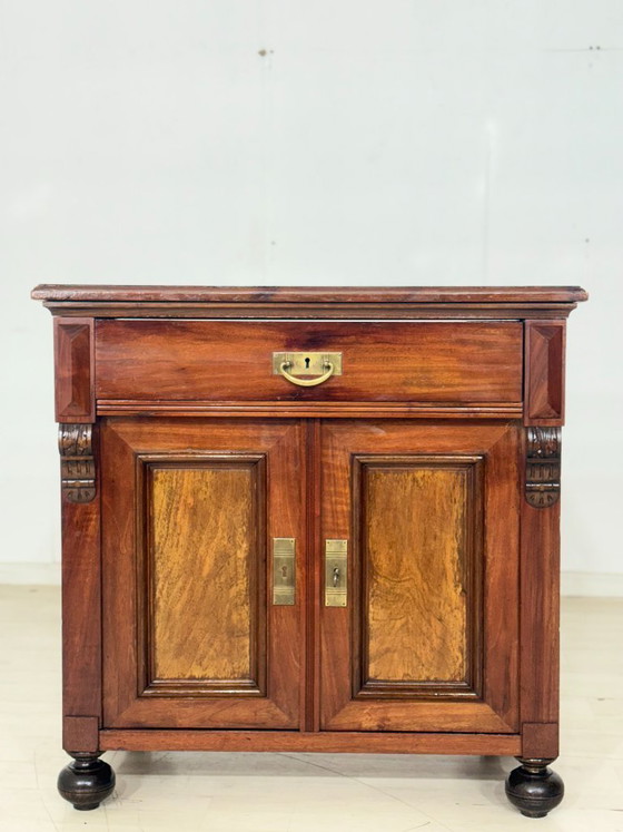 Image 1 of Prachtige antieke Gründerzeit (eind 19e eeuw) vertiko ladekast circa 1900 – elegant walnotenfineer en messing beslag.