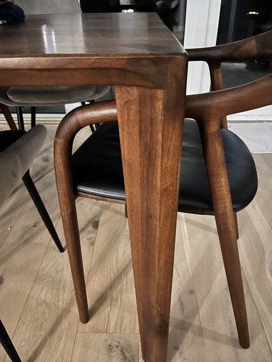 Image 1 of Table artisanale en noyer massif