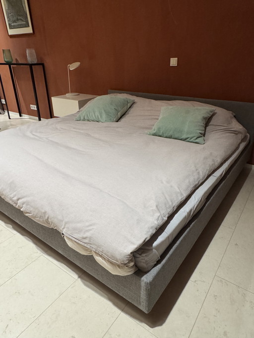 Bed “Simple Soft” met hoofdbord van Zeitraum 