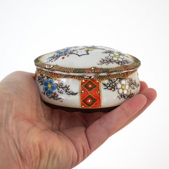 Image 1 of Handbemalte Porzellandose mit Blumen- und Vogelmotiv
