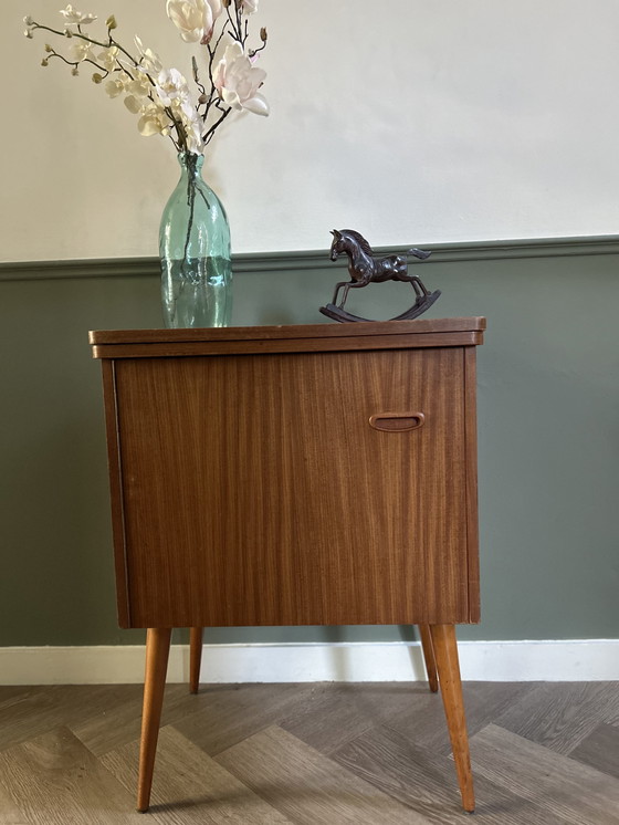 Image 1 of Armoire à couture Singer vintage du milieu du siècle