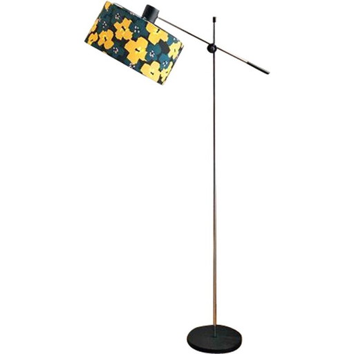 Lámpara de pie vintage con base y pantalla de metal cromado.