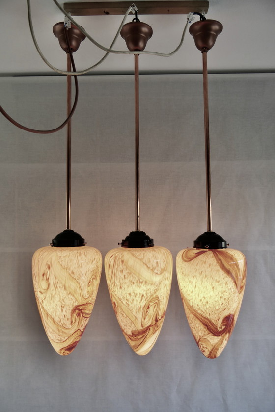 Image 1 of Drie Sfeervolle Druppelvormige Hanglampen van Rood Gemarmerd Opaline Glas