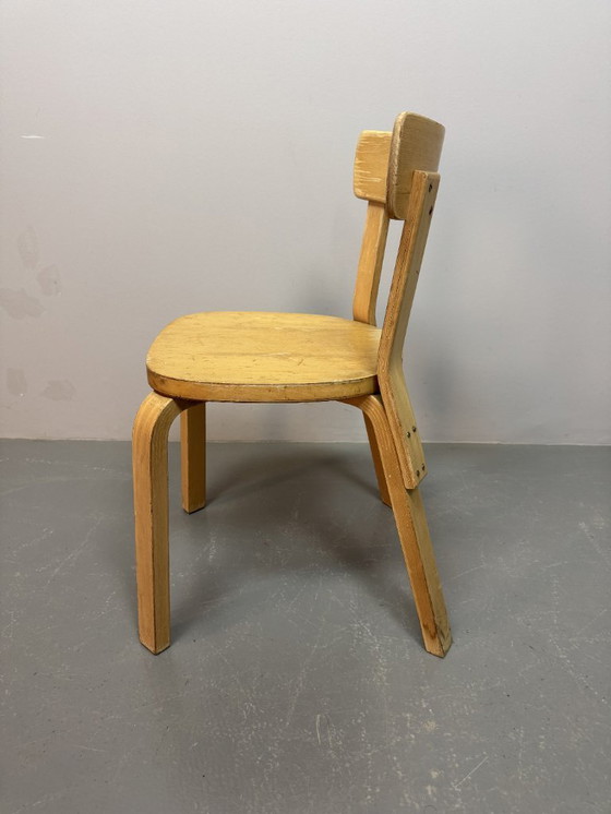 Image 1 of Ensemble de 3 chaises en contreplaqué Alvar Aalto modèle 69, première édition, pour Artek, Finlande, années 1940.
