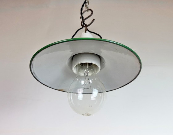 Image 1 of Industriële groene emaille hanglamp, jaren 50