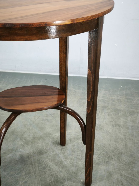 Image 1 of Thonet nr. 207 ovale tafel van gebogen hout, vervaardigd door Mazowia, Polen, jaren 1910.